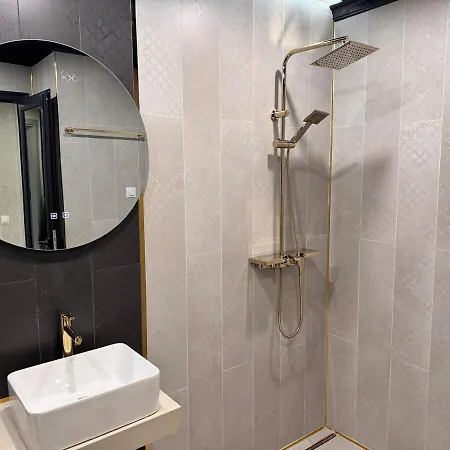 Luxury With Parking Just Steps From The In The Heart Of Burgas! דירה *